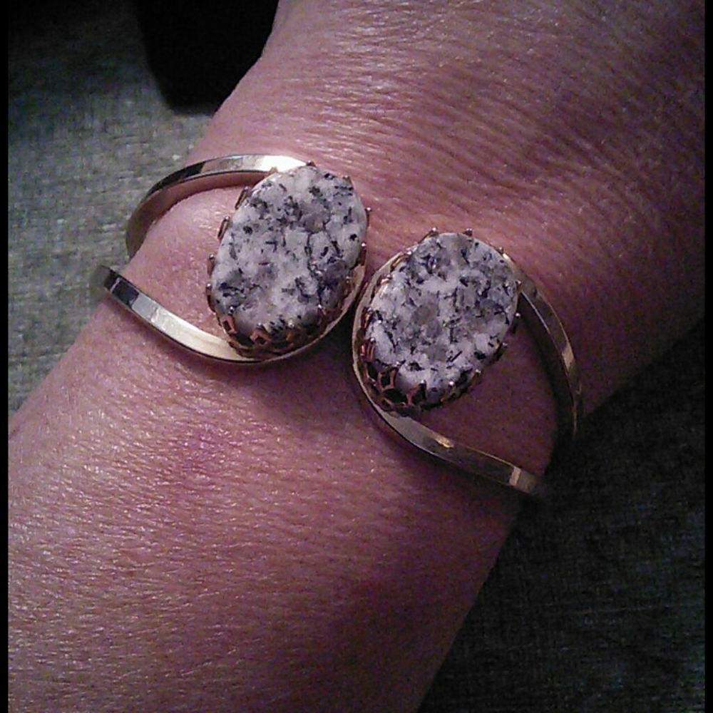 Goldtone hindged bracelet